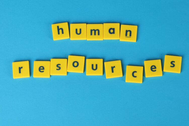 کلمات human resources با حروف زرد رنگ روی زمینه آبی روشن